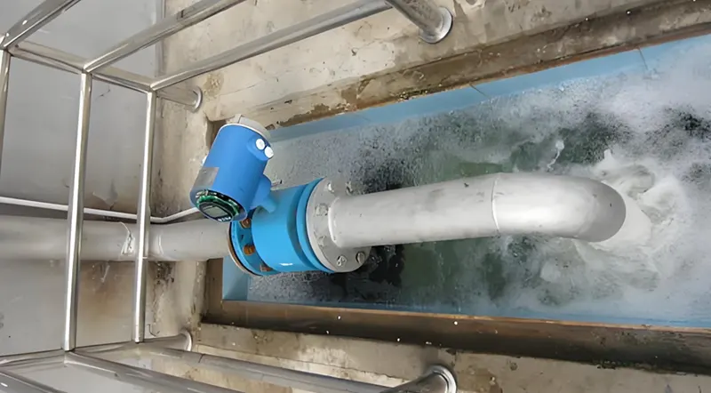 זרימת שפכים נמדדת על ידי מגמטר Wastewater flow measured by magmeter